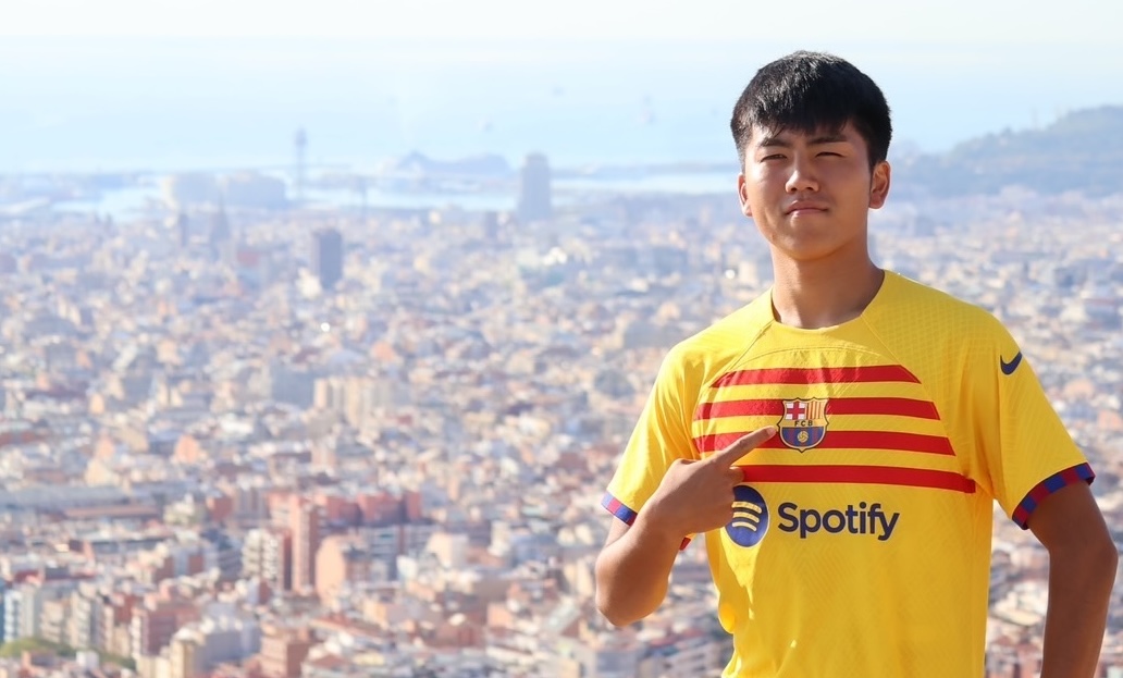 スペインのピッチに立つ選手 — 夕暮れのバルセロナ